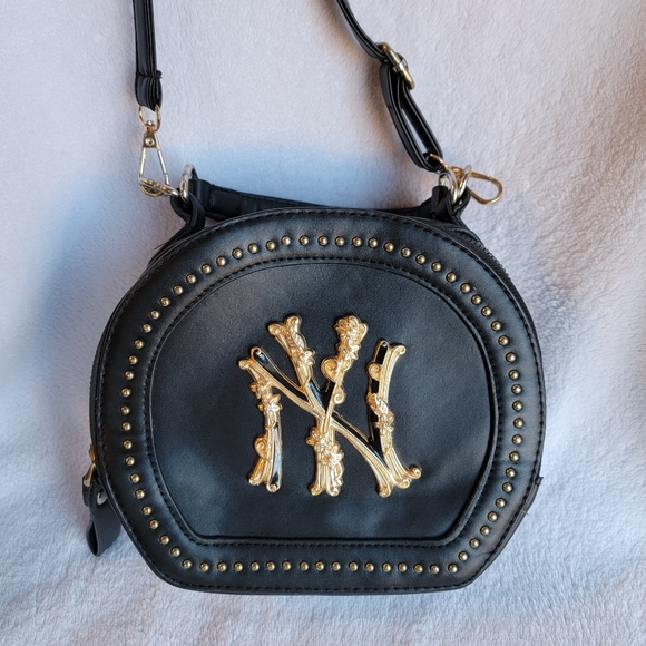 NY Handbag Purse Cosmetic Tote Black With Stunning Gold Accents Faux Leather Zip - Picture 3 of 8